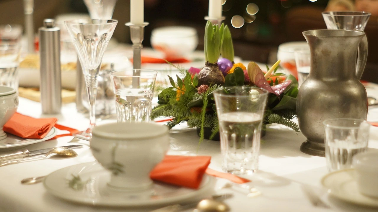 11 Restaurant Customer Service Ideas That Increase Loyal Guests in 2023