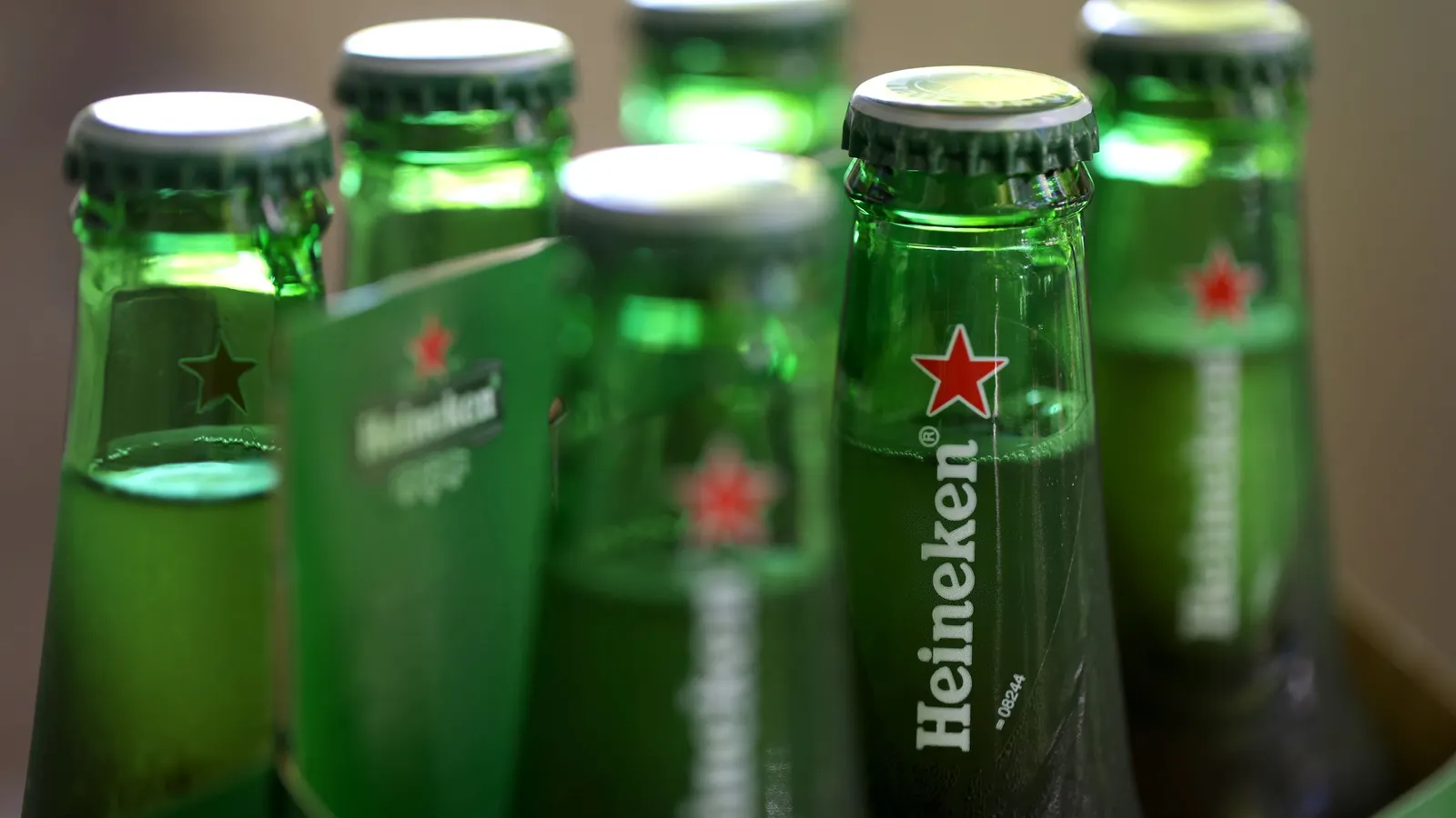 Heineken chief executive officer to step down as beer sales downturn