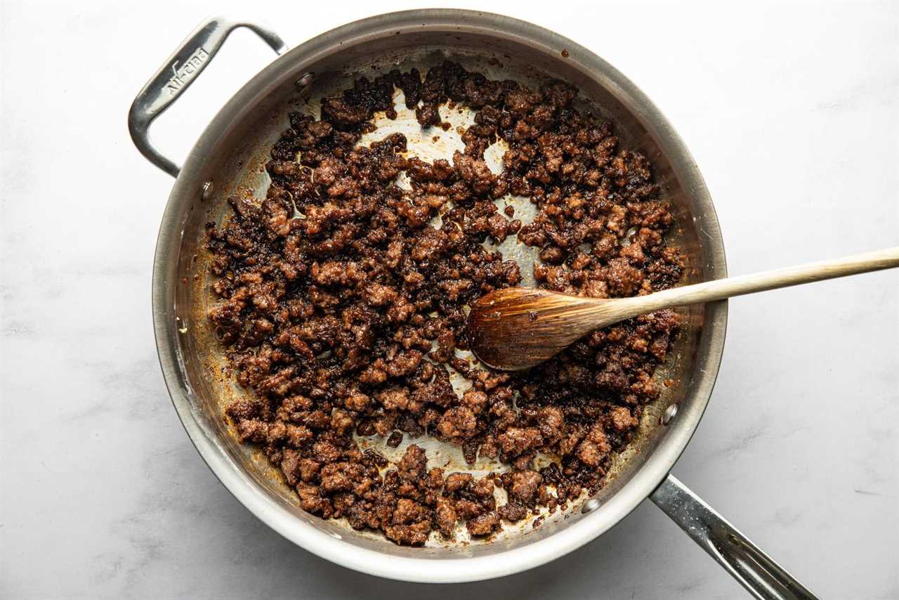 Sauce and garlic in pan with ground beef.