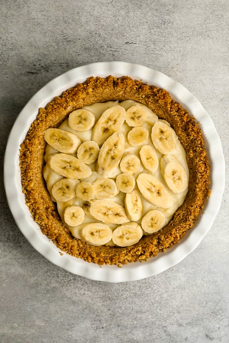 pie crust with 2 layers of bananas and one layer of custard